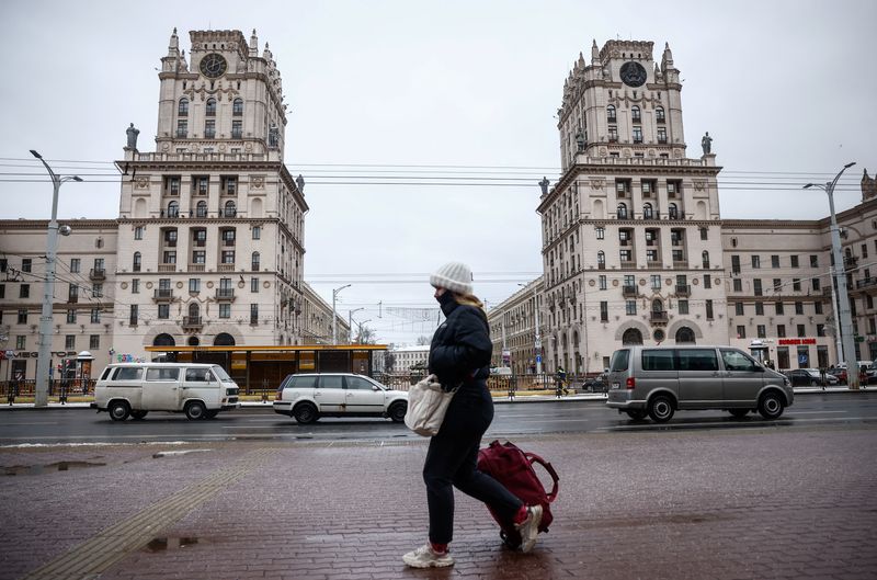 &copy; Reuters. Une rue de Minsk, capitale de la Biélorussie. /Photo prise le 20 décembre 2021/REUTERS/Maxim Shemetov
