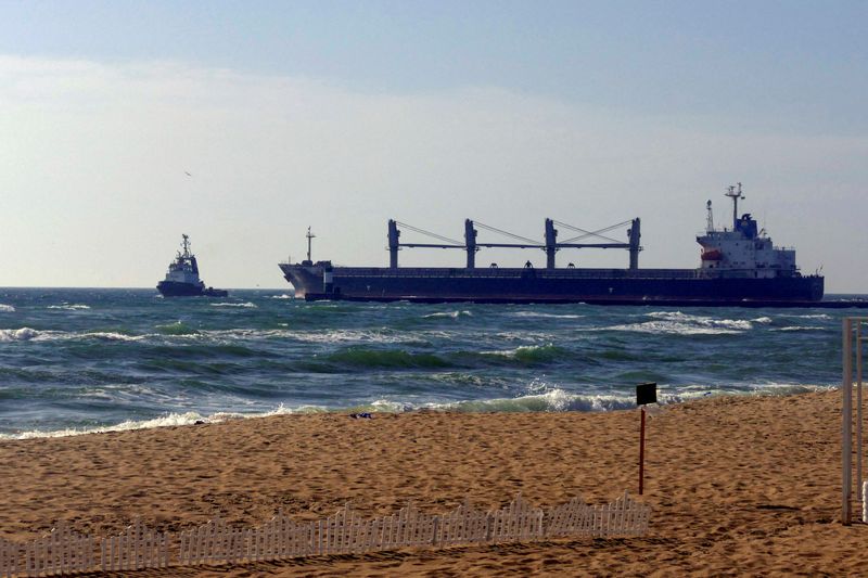 © Reuters. FOTO DE ARCHIVO. Un granelero de bandera panameña Ikaria Angel abandona el puerto marítimo de Chornomorsk con trigo con destino a Etiopía tras reanudar la exportación de grano, en medio del ataque de Rusia a Ucrania. 17 de septiembre de 2022. REUTERS/Igor Tkachenko