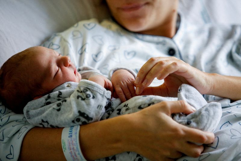 &copy; Reuters. FILE PHOTO: Newborn baby Leonardo rests on his mum Viviana Valente's arms, inside a room of the Santo Spirito Hospital in Rome, Italy, November 14, 2022. REUTERS/Remo Casilli/File Photo