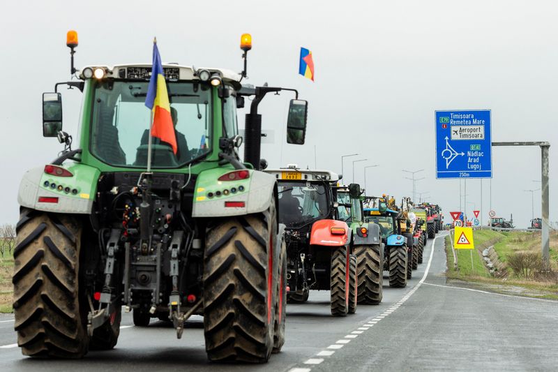 &copy; Reuters. Romanian farmers line up their tractors en route to Nadlac Customs while protesting over the price of grains and demand fallout from having an influx of cheap Ukrainian grains in Remetea Mare, Timis county, Romania April 7, 2023. Inquam Photos/Cornel Puta