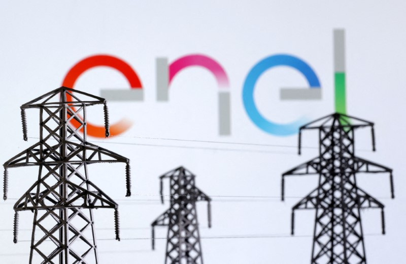 &copy; Reuters. FOTO DE ARCHIVO. Miniaturas de torres de transmisión de energía eléctrica y el logo de Enel se ven en esta ilustración tomada el 9 de diciembre de 2022. REUTERS/Dado Ruvic/Ilustración
