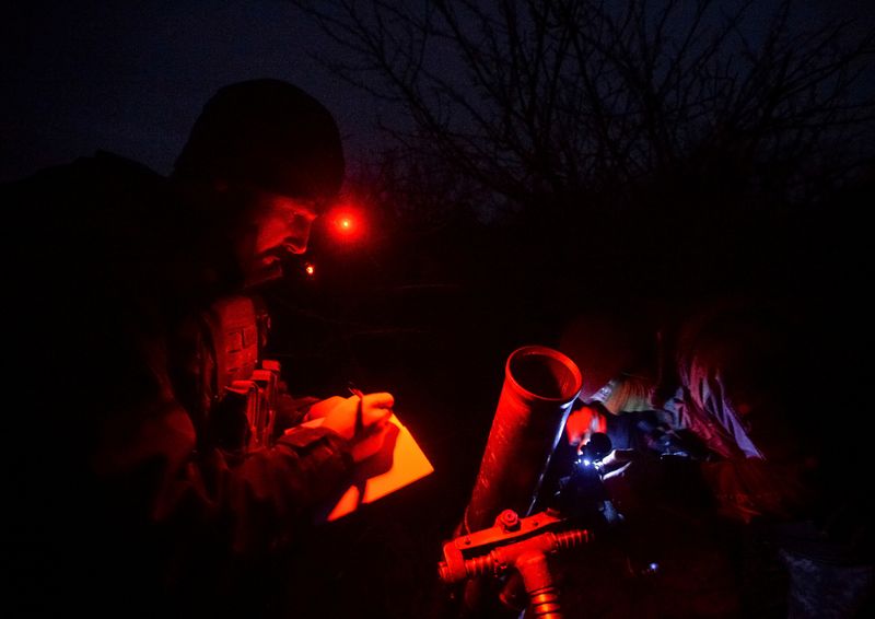 © Reuters. Ukrainian servicemen prepare to fire a mortar, as Russia's attack on Ukraine continues, near the city of Bakhmut, Donetsk region, Ukraine April 6, 2023. REUTERS/Oleksandr Klymenko     