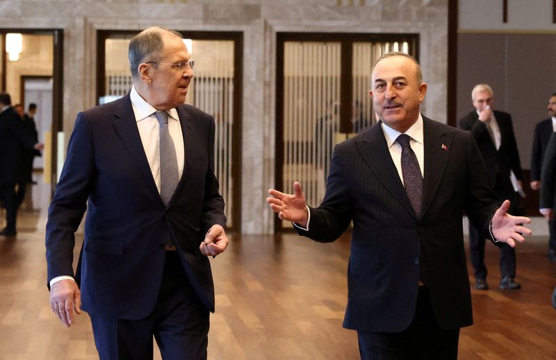 © Reuters. Ministro das Relações Exteriores da Turquia, Mevlut Cavusoglu, e o ministro das Relações Exteriores da Rússia, Sergei Lavrov, conversam ao chegarem para uma reunião em Ancara, Turquia
07/04/2023
REUTERS/Cagla Gurdogan