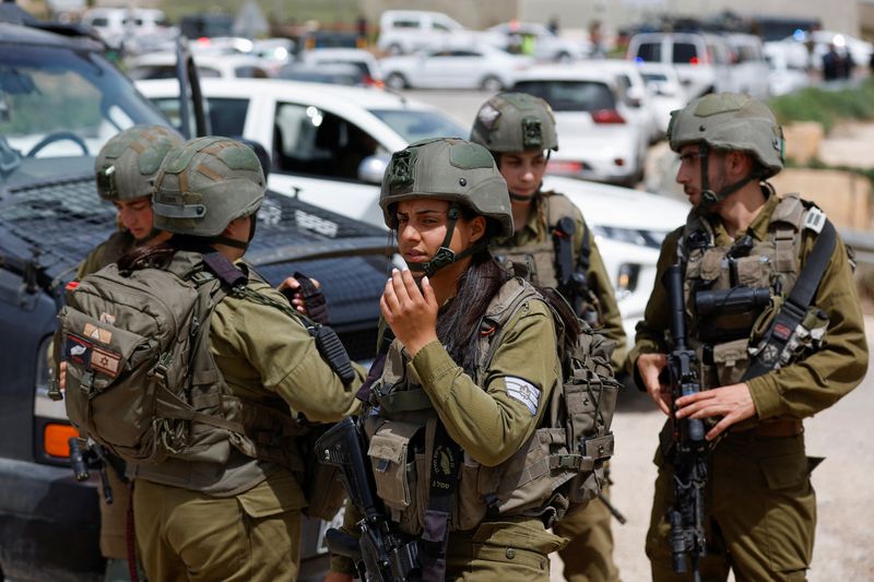 © Reuters. Tropas israelenses montam guarda em uma cena de ataque a tiros no Vale do Jordão, na Cisjordânia ocupada por Israel
07/04/2023
REUTERS/Mohammed Torokman