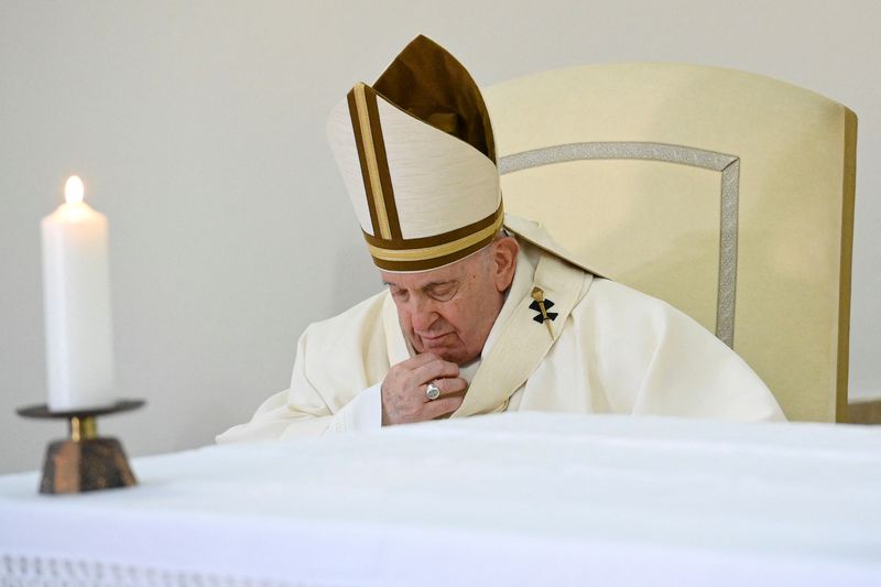 &copy; Reuters. البابا فرانسيس خلال زيارته لسجن الأحداث كاسال ديل مارمو لغسل أقدام العامة بروما في السادس من أبريل 2023. صور من المركز الإعلاني للفاتيكان.