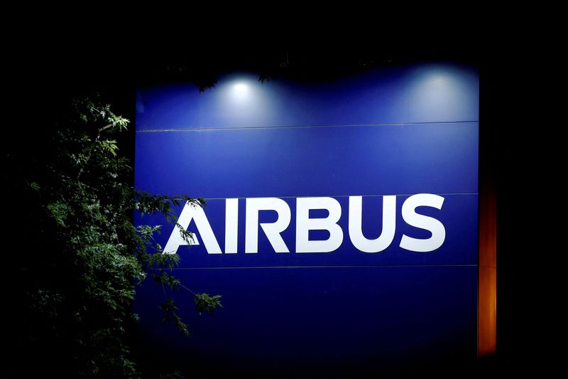 &copy; Reuters. Photo d'archives du logo d'Airbus. /Photo prise le 2 juillet 2020 à Blagnac, France/REUTERS/Benoit Tessier