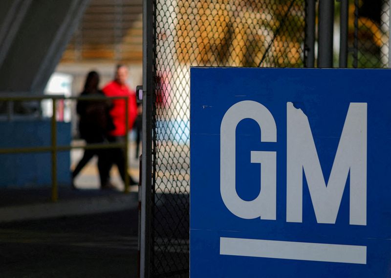 &copy; Reuters. FOTO ARCHIVO: El logotipo de GM se ve en la planta de General Motors en Sao Jose dos Campos, Brasil. 22 de enero, 2019. REUTERS/Roosevelt Cassio/Archivo