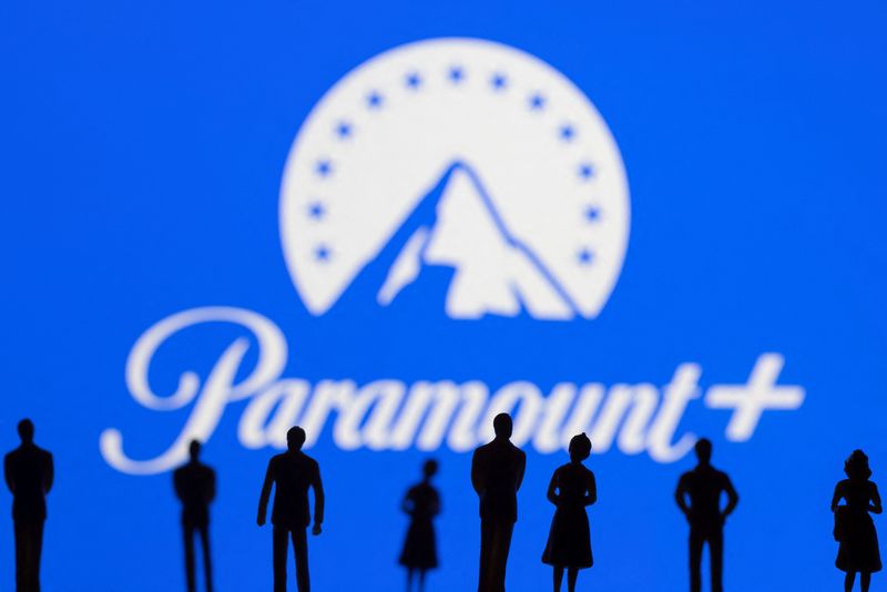 &copy; Reuters. Figuras de brinquedo em frente a logotipo Paramount+ 
20/01/2022
REUTERS/Dado Ruvic