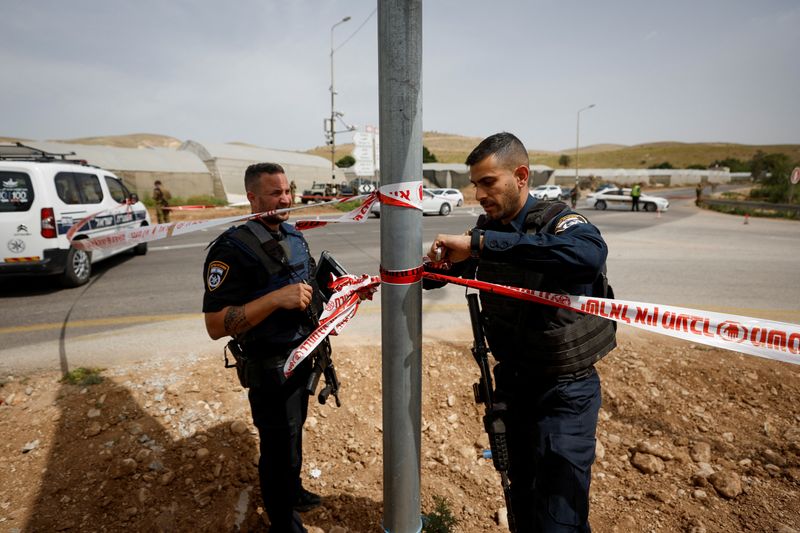&copy; Reuters. شرطيان إسرائيليان في موقع هجوم بالضفة الغربية يوم الجمعة. تصوير: محمد تركمان - رويترز. 