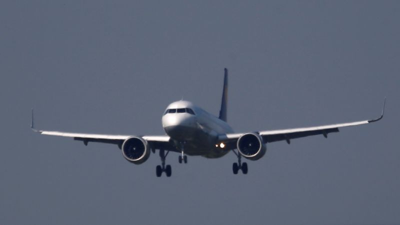 &copy; Reuters. FOTO DE ARCHIVO. Un &apos;avión silencioso&apos; Airbus A320neo aterriza en el ILA Berlin Air Show en Schoenefeld, al sur de Berlín, Alemania