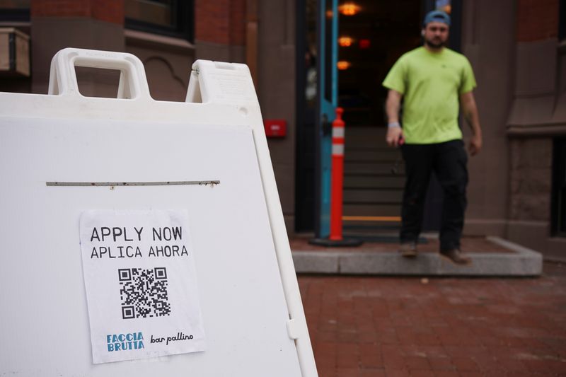 &copy; Reuters. An "Apply Now" sign stands outside the new Faccia Brutta Bar Pallino looking to hire employees on Newbury Street in Boston, Massachusetts, U.S., April 27, 2022.   REUTERS/Brian Snyder