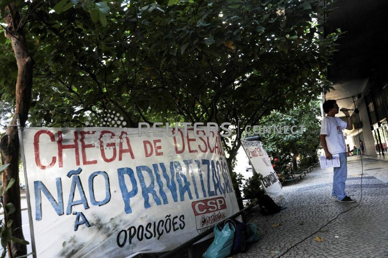 © Reuters. Homem protesta contra a privatização dos Correios do lado de fora de sua sede no Rio de Janeiro
26/04/2019
REUTERS/Ricardo Moraes