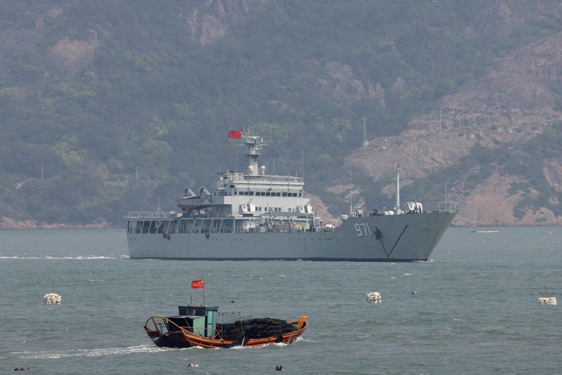 © Reuters. سفينة حربية صينية تبحر خلال مناورة عسكرية بالقرب من  مقاطعة فوجيان في جزر ماتسو التي تسيطر عليها تايوان والقريبة من الساحل الصيني يوم السبت. تصوير: توماس بيتر - رويترز.