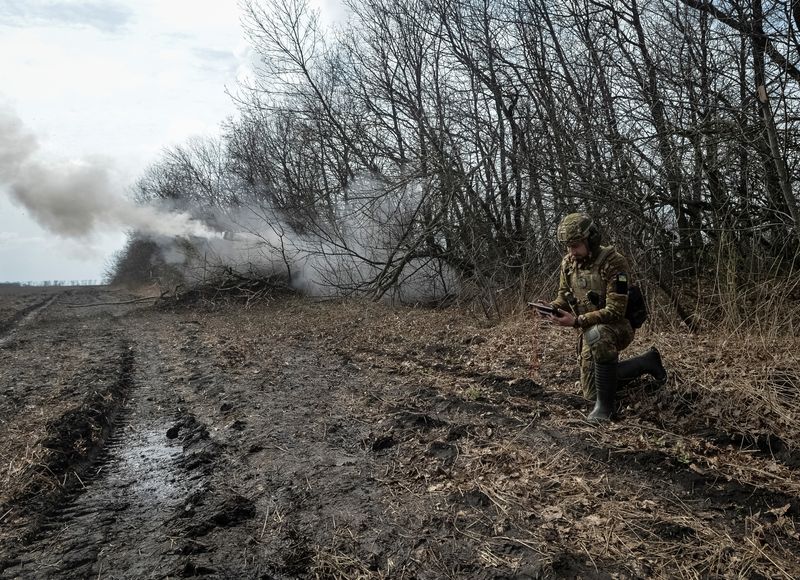 © Reuters. Ukrainian servicemen fire a self-propelled howitzer towards Russian troops, as Russia's attack on Ukraine continues, near the front line city of Bakhmut, Ukraine April 7, 2023. REUTERS/Oleksandr Klymenko