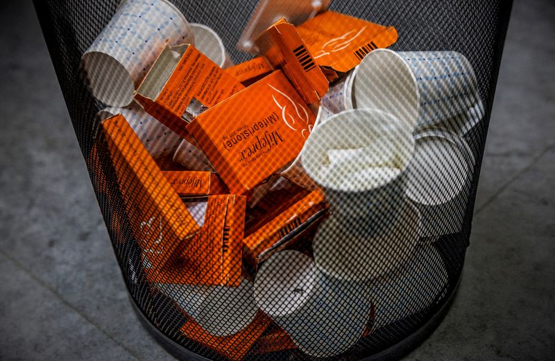 &copy; Reuters. Des boîtes usagées de la pilule abortive mifépristone dans une poubelle à la clinique Alamo Women au Nouveau-Mexique, aux Etats-Unis. /Photo prise le 11 janvier 2023/REUTERS/Evleyn Hockstein