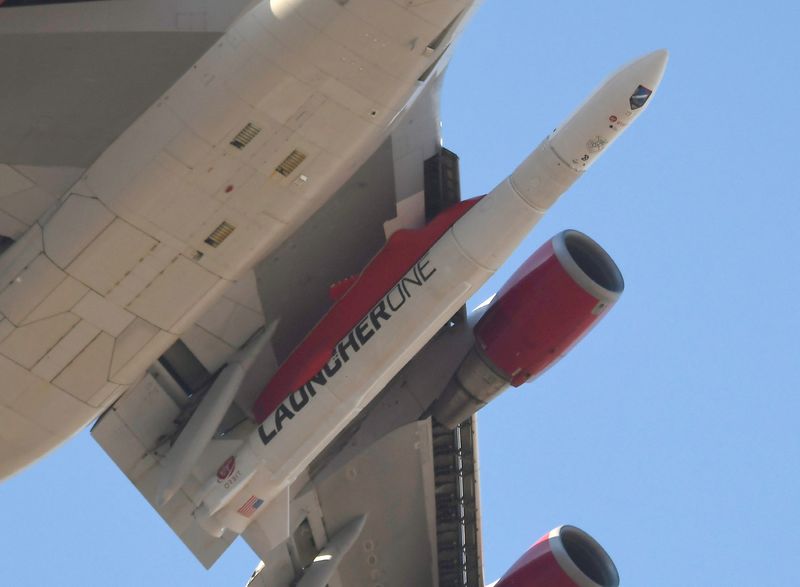 © Reuters. FILE PHOTO: A modified Boeing 747 takes flight carrying Virgin Orbit's LauncherOne rocket, in Mojave, California, U.S., June 30, 2021. REUTERS/Gene Blevins