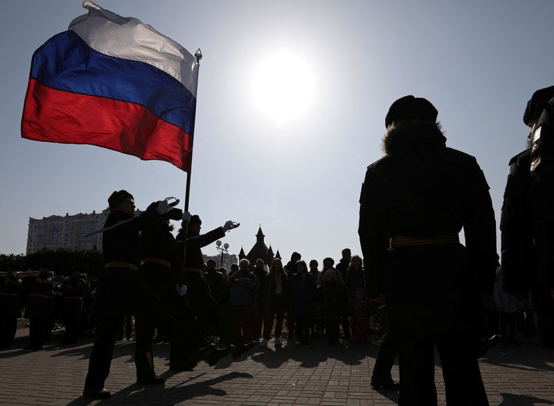 &copy; Reuters. Bandeira russa é levantada durante cerimônia militar na Crimeia
25/02/2023
REUTERS/Alexey Pavlishak