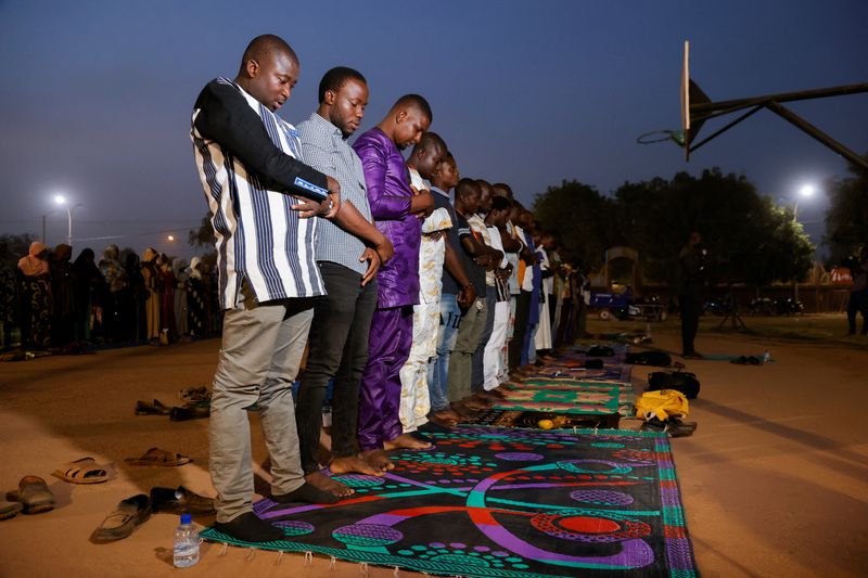 &copy; Reuters. Reunião entre cristãos e muçulmanos em Burkina Faso busca promover a tolerância durante o Ramadã
31/03/2023
REUTERS/ Yempabou Ouoba