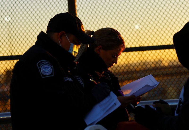 &copy; Reuters. Agentes norte-americanos próximos à fronteira dos EUA com o México revisam lista de imigrantes que solicitaram asilo 
08/02/2023
REUTERS/Jose Luis Gonzalez