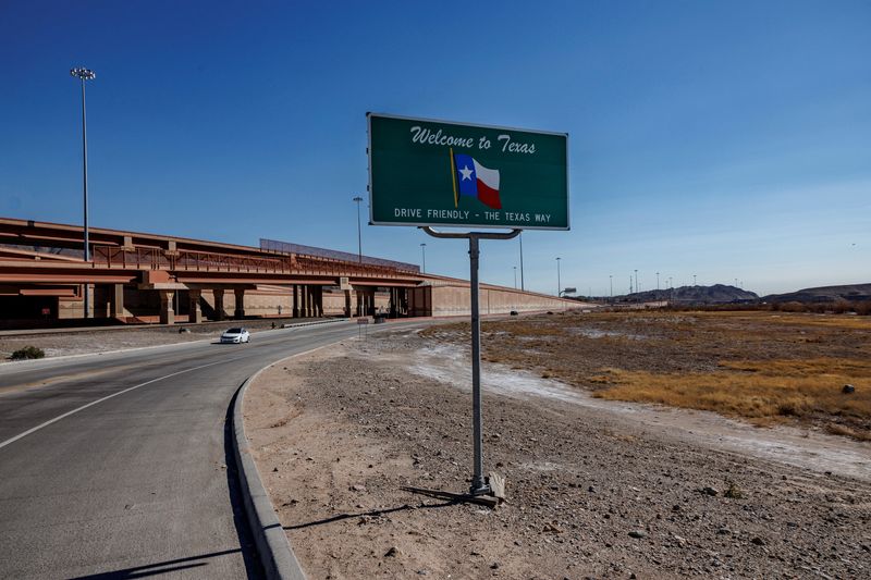 © Reuters. A sign on the highway welcomes drivers from New Mexico to Texas, near El Paso, U.S., January 13, 2023. Women's Reproductive Clinic, just over the border with Texas in Santa Teresa, New Mexico, provides medical abortions for women who are flying and driving hundreds of miles across Texas. REUTERS/Evelyn Hockstein