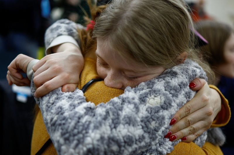 &copy; Reuters. Menina que havia sido levada para a Rússia abraça sua mãe após retornar à Ucrânia 
08/04/2023
REUTERS/Valentyn Ogirenko