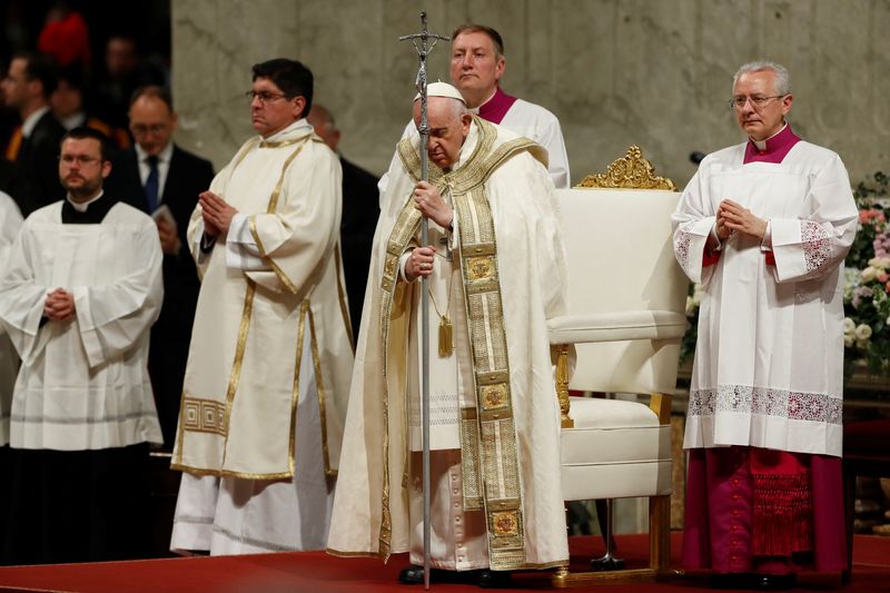 &copy; Reuters. El papa Francisco preside la Vigilia Pascual en la Basílica de San Pedro del Vaticano. 8 de abril, 2023. REUTERS/Remo Casilli