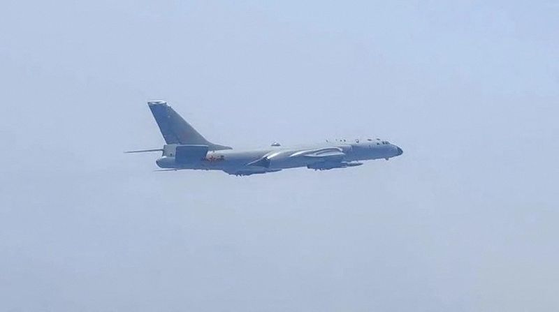 &copy; Reuters. طائرة تابعة للقوات الجوية الخاضعة للجيش الشعبي الصيني تشارك في تدريبات ومناورات حول تايوان يوم السبت. صورة لرويترز من القوات الجوية الصيني