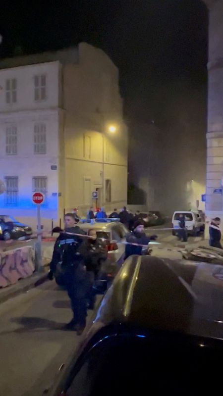 &copy; Reuters. دخان يتصاعد بينما يعمل أفراد من الشرطة في موقع حريق بعد انفجار غاز في مدينة مرسيليا  بفرنسا يوم الأحد. صورة ثابتة حصلت عليها رويترز من مقطع ف