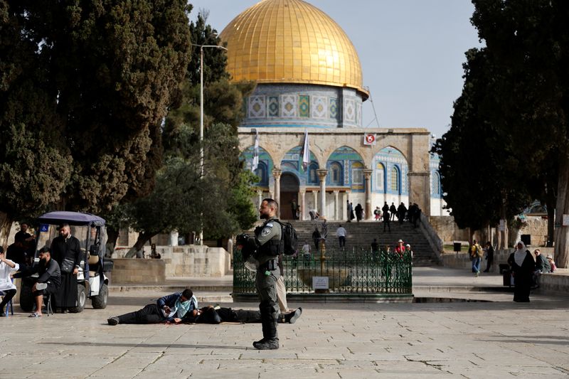 &copy; Reuters. A member of the Israeli security forces stands guard at the compound that houses Al-Aqsa Mosque, known to Muslims as Noble Sanctuary and to Jews as Temple Mount, while tension arises during clashes in Jerusalem's Old City, April 9, 2023. REUTERS/Ammar Awa