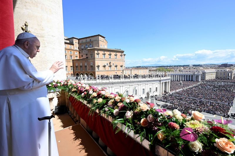 &copy; Reuters. Photo du pape François, qui prononçait dimanche sa bénédiction solennelle "Urbi et Orbi" place Saint-Pierre à Rome. /Photo prise le 9 avril 2023 à Vatican/REUTERS/Vatican Media