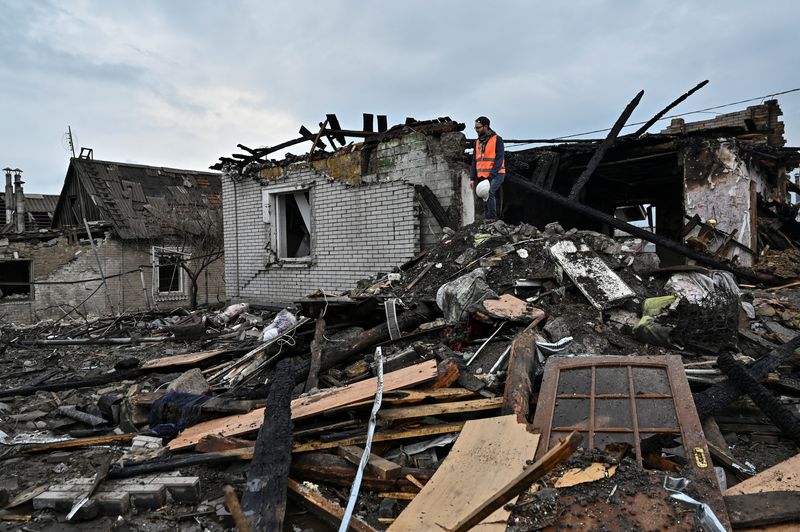 &copy; Reuters. متطوع يتفقد حطام منزل سكني تضرر من هجوم صاروخي روسي على أوكرانيا في زابوريجيا بأوكرانيا يوم الأحد. تصوير: رويترز.