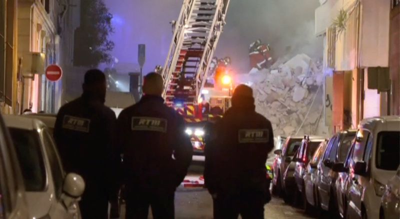 © Reuters. Firefighters work after a building collapsed in Marseille, France, April 9, 2023, in this screengrab obtained from a social media video. BFMTV/via REUTERS 