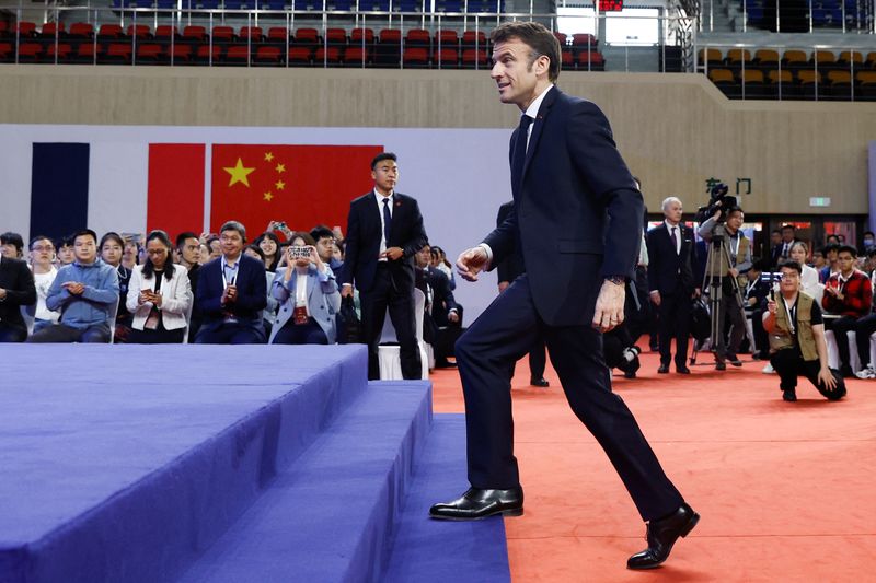 © Reuters. French President Emmanuel Macron arrives to attend a visit at Sun Yat-sen University in Guangzhou, China, April 7, 2023. REUTERS/Gonzalo Fuentes/Pool