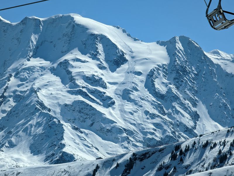 &copy; Reuters. Vista general muestra las secuelas de una avalancha cerca del glaciar Armancette, en los Alpes franceses, visto desde Mont Joux, Francia. 9 de abril, 2023, en esta imagen obtenida de las redes sociales. Twitter @jpclement38 vía REUTERS