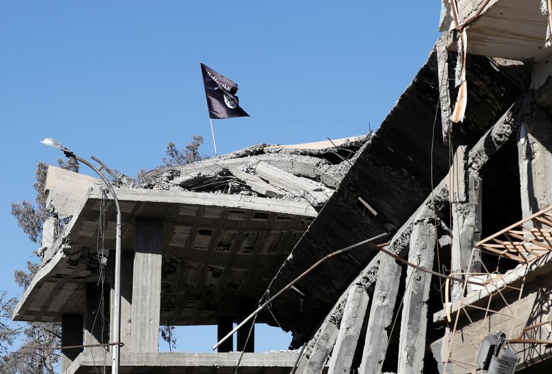 &copy; Reuters. Bandeira de militantes do Estado Islâmico em cidade de Raqqa, na Síria
18/10/2017
REUTERS/Erik De Castro