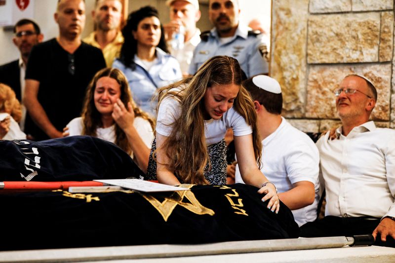 &copy; Reuters. Funeral de irmãs Maia e Rina Dee, mortas em ataque a tiros na Cisjordânia ocupada
09/04/2023
REUTERS/Nir Elias