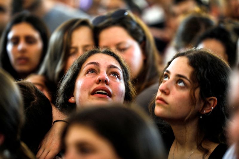&copy; Reuters. أصدقاء وأقارب الشقيقتين الإسرائيليتين مايا ورينا دي اللتين قتلا في هجوم بإطلاق النار عليهما في مراسم تأبين لهما في مستوطنة كفار عتصيون بال