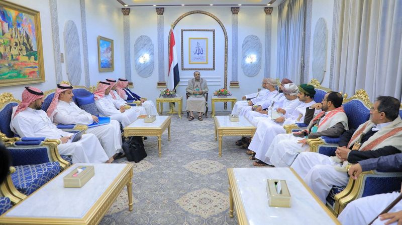 &copy; Reuters. El jefe del Consejo Político Supremo hutí, Mahdi al-Mashat, se reúne con delegaciones saudíes y omaníes en el Palacio Republicano en Saná, Yemen. 9 de abril, 2023. Agencia de Noticias Saba/Handout via REUTERS