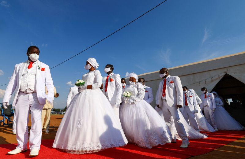 &copy; Reuters. أكثر من 800 شخص يشاركون في حفل زفاف جماعي تنظمه كنيسة قداسة الخمسينية الدولية في مقاطعة بجنوب أفريقيا بمناسبة عيد القيامة يوم الأحد. تصوير: سي