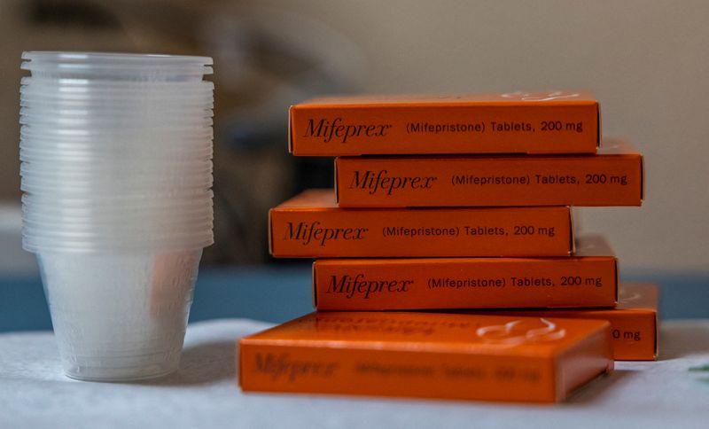 &copy; Reuters. FOTO DE ARCHIVO: Cajas de mifepristona, la primera píldora administrada en un aborto médico, se preparan para los pacientes en la Clínica Reproductiva de Mujeres de Nuevo México en Santa Teresa, Estados Unidos. 13 de enero, 2023. REUTERS/Evelyn Hockst