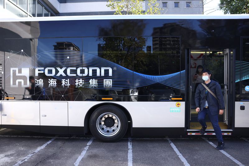 &copy; Reuters. 台湾の鴻海科技集団（フォックスコン）は９日、電気自動車（ＥＶ）市場を視野に、今後３年で２５０億台湾ドル（８億２０００万米ドル）を投じて台湾南部の高雄に新たな生産施設を建設