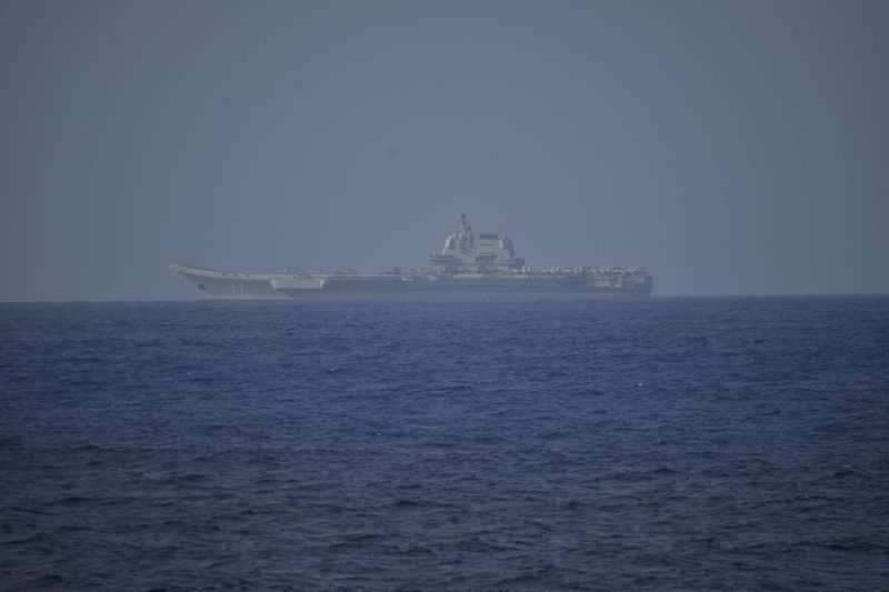 &copy; Reuters. 　４月１０日、防衛省統合幕僚監部は、前日までの３日間に空母「山東」を含む複数の中国軍艦艇が沖縄県宮古島南の太平洋上を航行するのを確認したと発表した。写真は山東。提供写真（