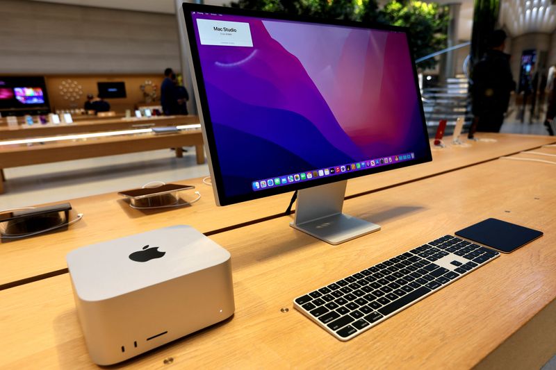 &copy; Reuters. FILE PHOTO: The new Apple Mac Studio computer and Studio Display are displayed shortly after going on sale at the Apple Store on 5th Avenue in Manhattan, in New York City, New York, U.S., March 18, 2022. REUTERS/Mike Segar