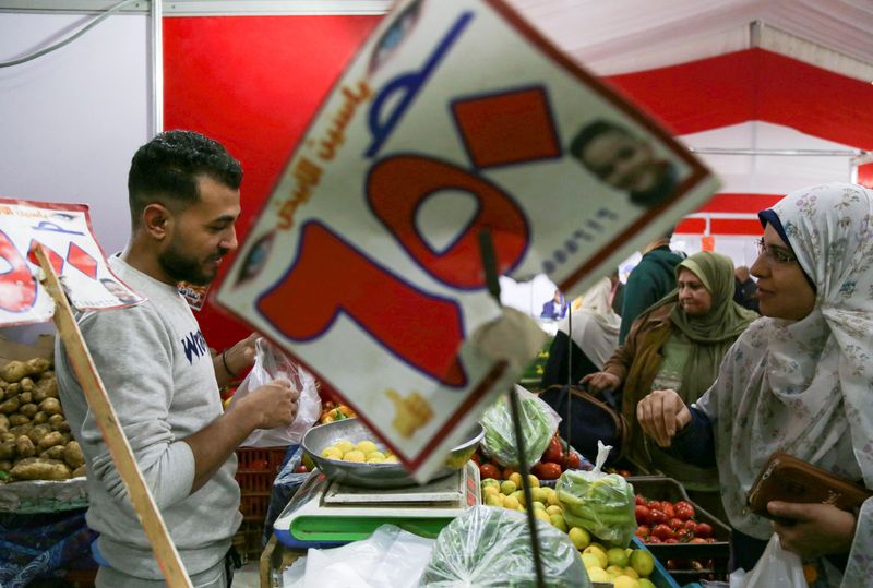 © Reuters. مواطنون يشترون الخضروات في سوق لبيع السلع الغذائية بأسعار مخفضة في محافظة الجيزة المصرية يوم 28 يناير كانون الثاني 2023. تصوير: هناء حبيب - رويترز.