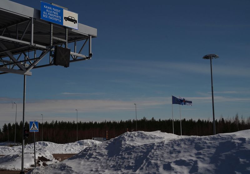 &copy; Reuters. Las banderas finlandesa y de la Unión Europea ondean en el paso fronterizo entre Finlandia y Rusia, cuando Finlandia se convierte en miembro de la OTAN, en Vaalimaa, Finlandia, 4 de abril de 2023. REUTERS/Tom Little