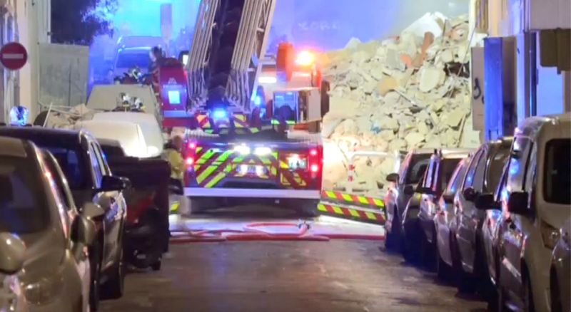 &copy; Reuters. Photo d'un camion de pompiers prsèd d'un immeuble d'habitation à Marseille qui s'était effondré la veille. /Photo prise le 9 avril 2023 à Marseille, France/REUTERS/BFMTV