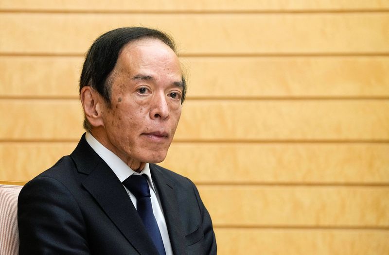 © Reuters. New Governor of Bank of Japan Kazuo Ueda waits for Japanese Prime Minister Fumio Kishida before their meeting at prime minister?s official residence in Tokyo, Japan, April 10, 2023.  Kimimasa Mayama/Pool via REUTERS