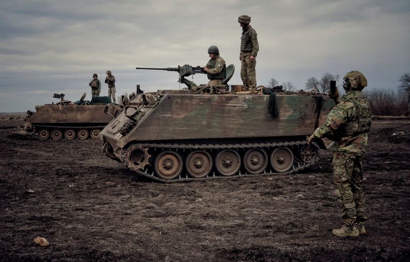 © Reuters. Ukrainian servicemen train to shoot a machine gun from M113 Armoured Personnel Carrier (APC) during a training session in Donbas region, Ukraine, April 8, 2023. REUTERS/Yan Dorbronosov