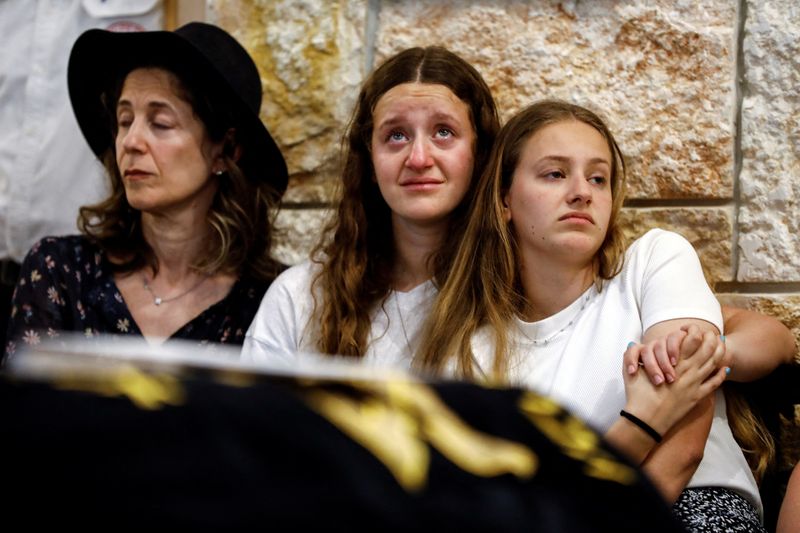 &copy; Reuters. قريبات لإسرائيليتين قتلتا في إطلاق نار بالضفة الغربية المحتلة خلال الجنازة يوم الأحد. تصوير نير إلياس- رويترز.