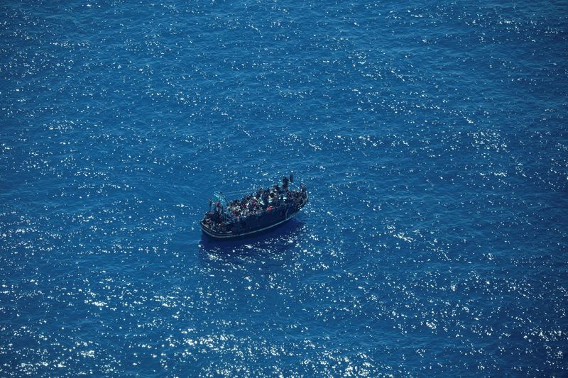© Reuters. قارب ضل طريقه في وسط البحر المتوسط علي متنه نحو 400 مهاجر يوم الاثنين في صورة حصلت عليها رويترز من منظمة سي-ووتش إنترناشونال الألمانية غير الحكومية. يحظر إعادة بيع الصورة أو الاحتفاظ بها في الأرشيف.
